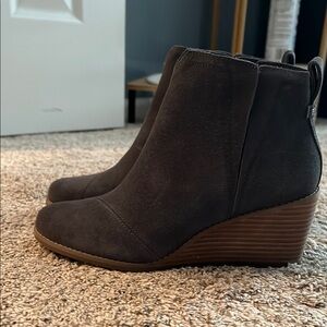 Toms wedge bootie in grey size 8